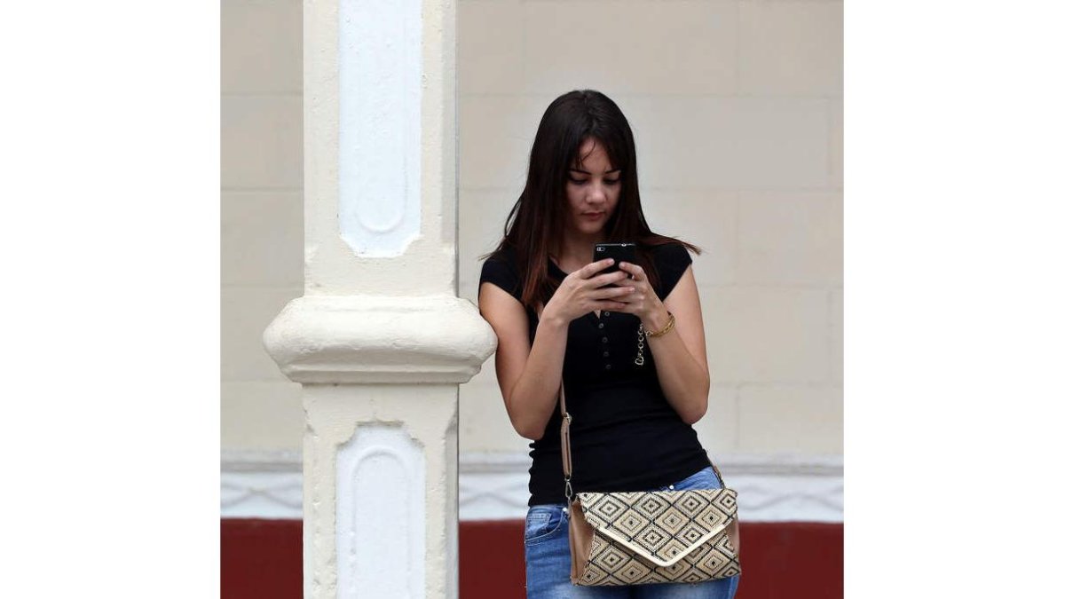 Una joven cubana mira su móvil. ALEJANDRO ERNESTO