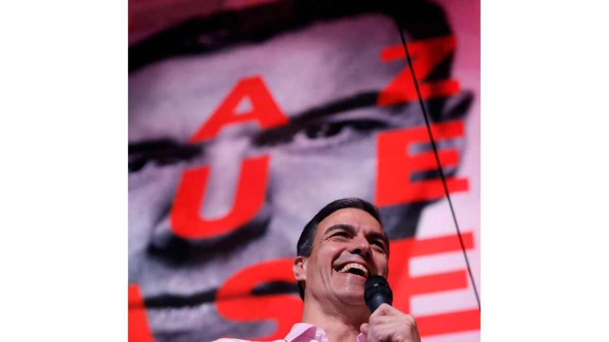 Un sonriente Pedro Sánchez en la sede del partido tras su clara victoria electoral. JUANJO MARTÍN