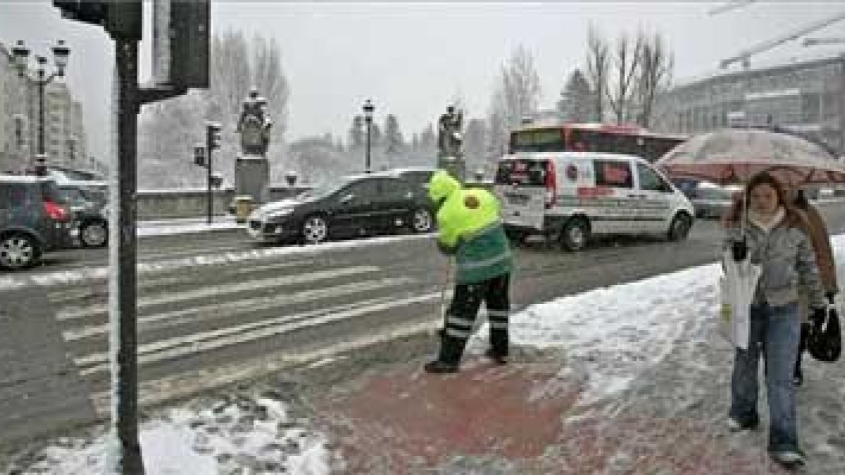 Un barrendero retira la nieve acumulada en una de las calles de Burgos.