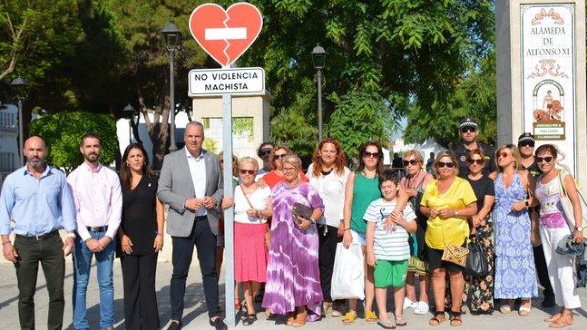 El Ayuntamiento de San Roque instala señales de tráfico contra la violencia machista.