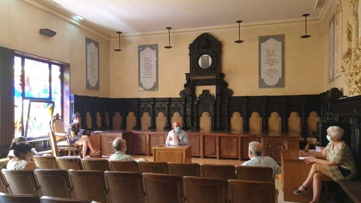 Instante de la constitución ayer de la comisión. A. R.