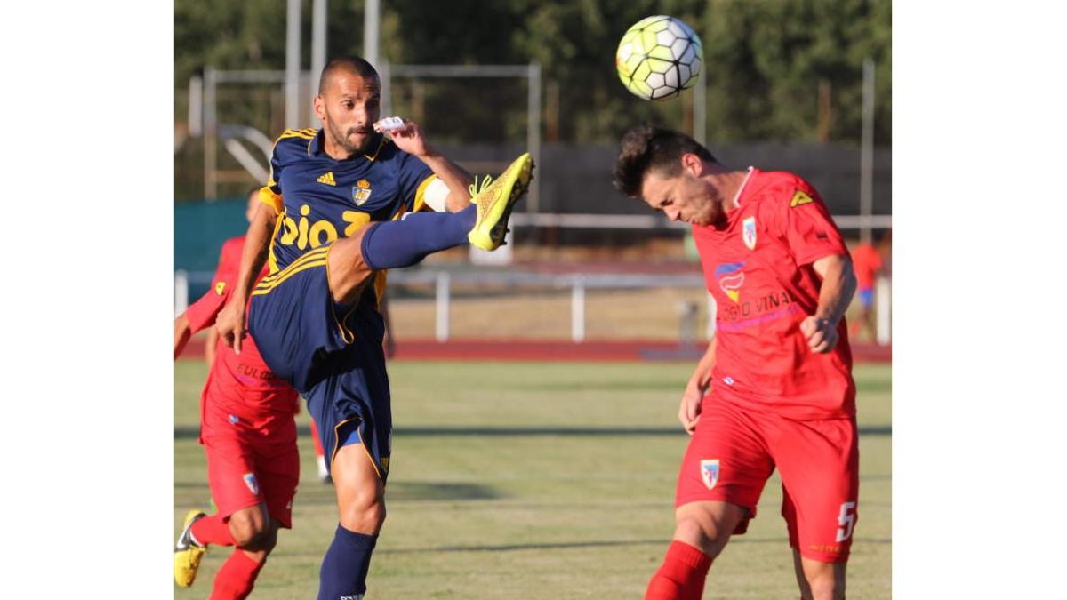 Yuri abrió el marcador ante el Compostela con una magnífica vaselina