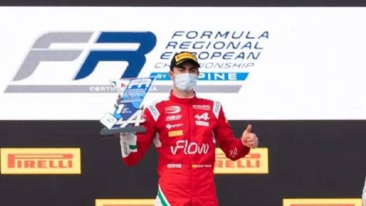David Vidales en lo alto del podio tras imponerse en la primera carrera del GP Emilia-Romaña. PREMA