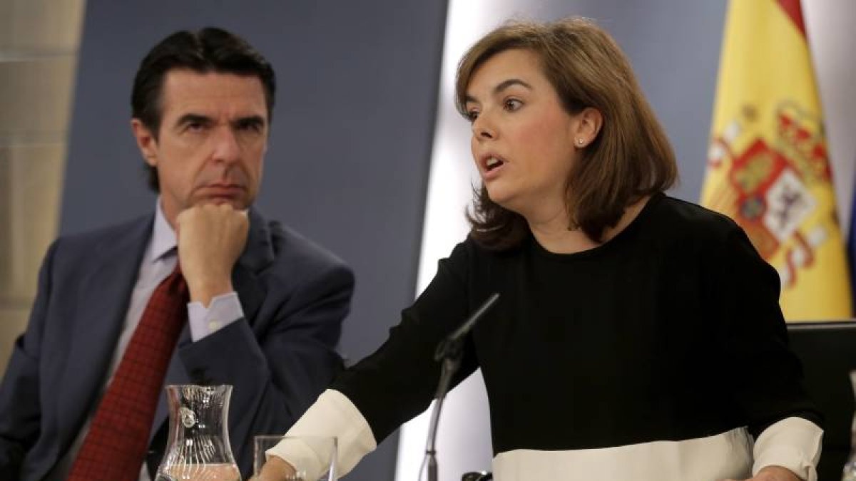 Soraya Saenz de Santamaria, y el ministro de Industria, Jose Manuel Soria, durante la rueda de prensa posterior al Consejo de Ministros celebrado hoy en el Palacio de la Moncloa.