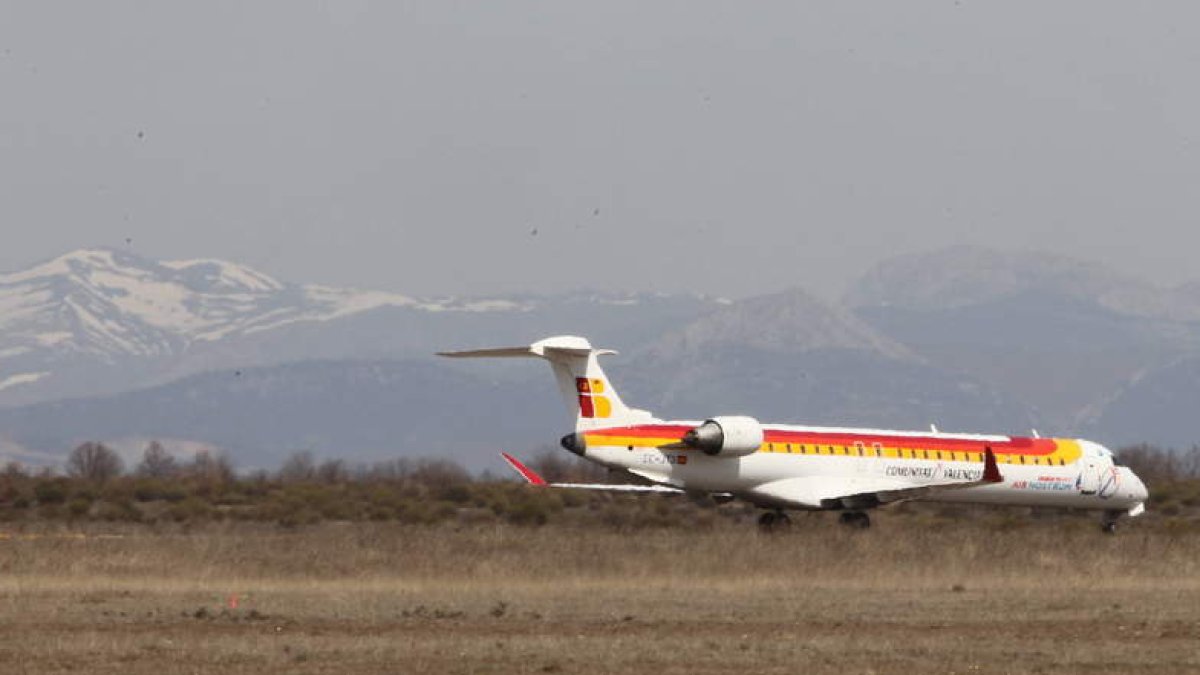 Una aeronave en las pistas del aeropuerto de León. ARCHIVO