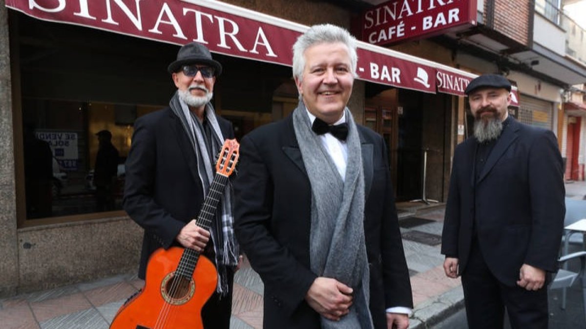 El brasileño Vaudí Cavalcant y el asturiano Antonio Cuesta, junto a René Ispierto, son los alma mater del concierto de hoy en el San Francisco. RAMIRO