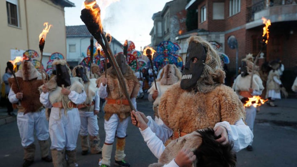 Imagen de archivo de la mascarada ibérica de Llamas de la Ribera. JESÚS