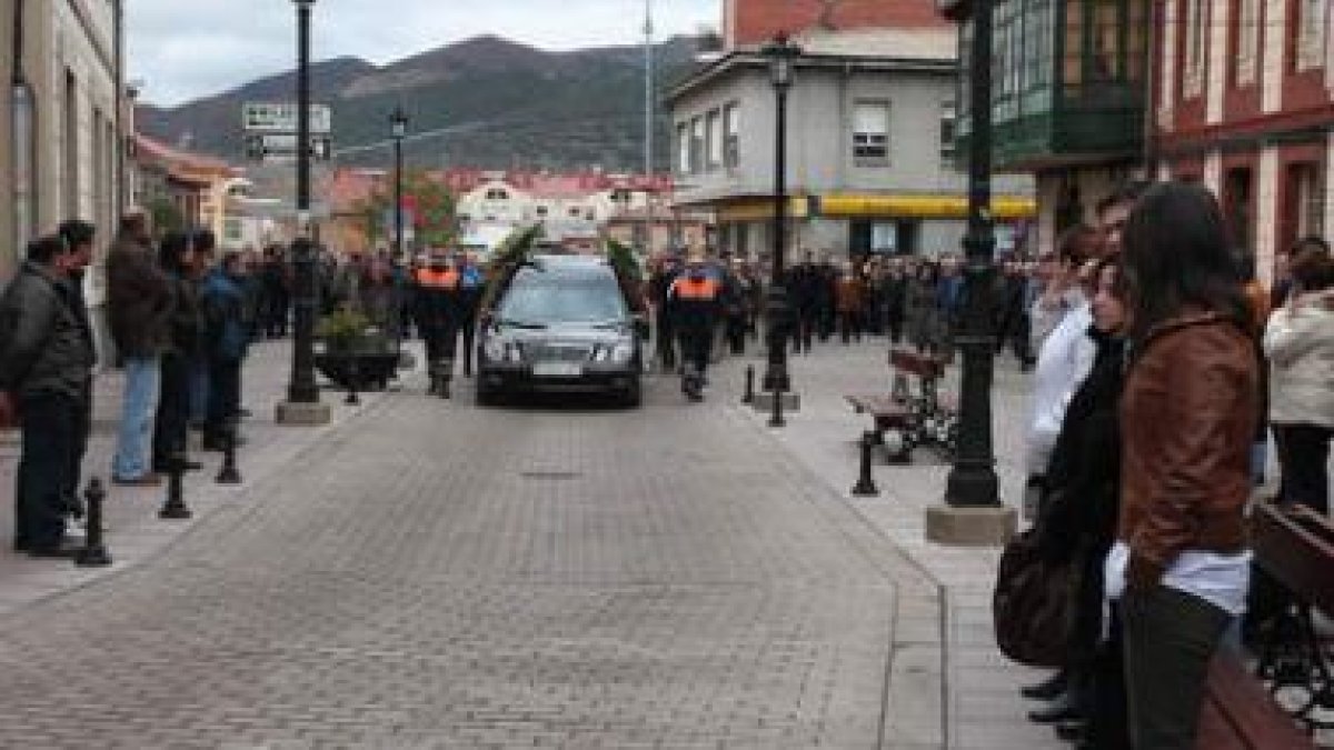 Voluntarios de Protección Civil y de la Policía Local escoltaron al coche fúnebre hasta el templo.