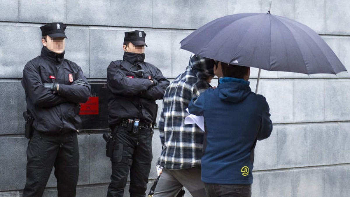Uno de los dos jóvenes detenidos abandona el Palacio de Justicia de Navarra. IVAN AGUINAGA