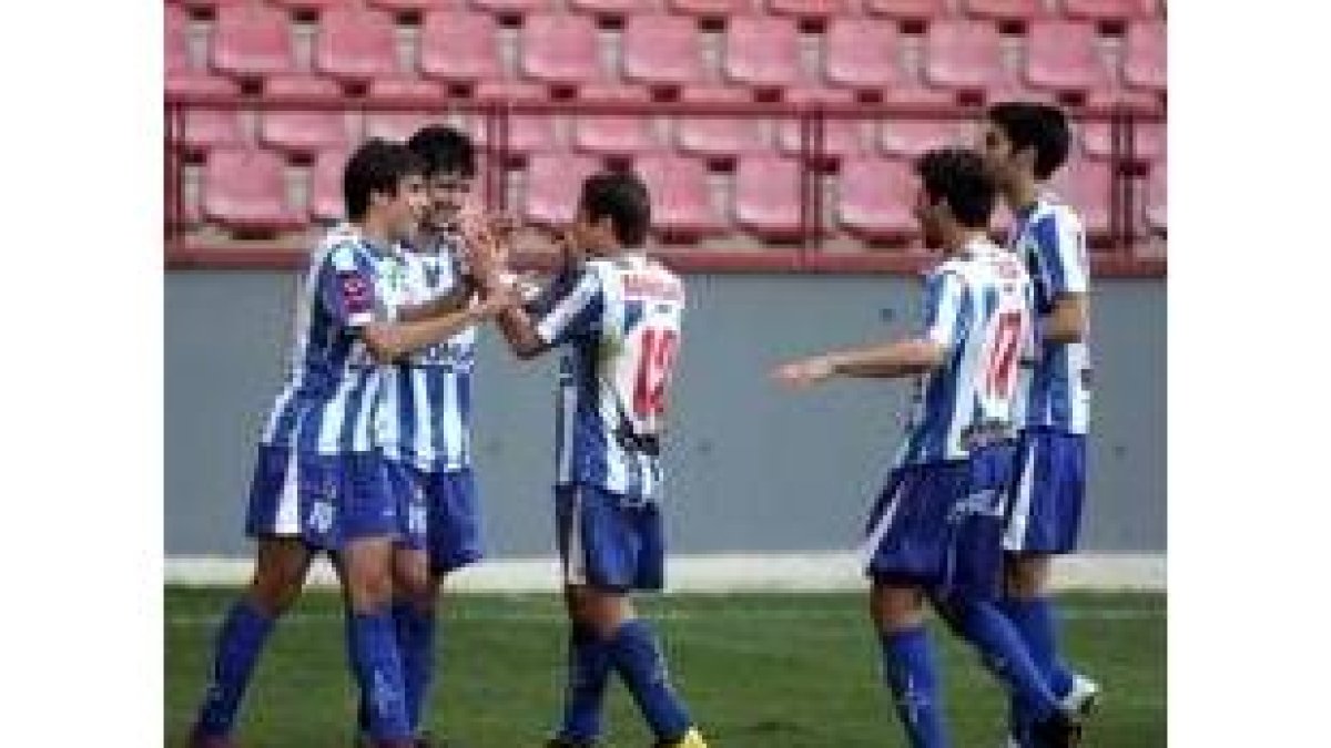 Marco es felicitado por sus compañeros tras abrir el marcador