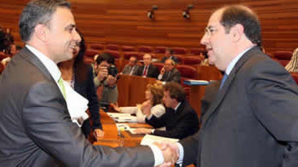 Joaquín Otero da la mano al Presidente de la Junta, Juan Vicente Herrera.