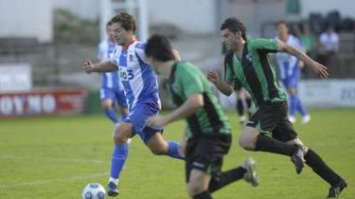 Los goles de Pepe Alcaide y Jonathan Ruiz dieron el triunfo a la Ponferradina en Las Llanas.