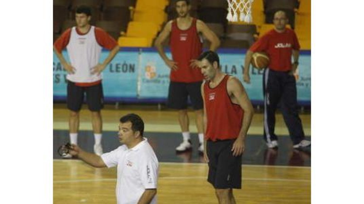 De Grado dirige al equipo en una sesión de esta semana.