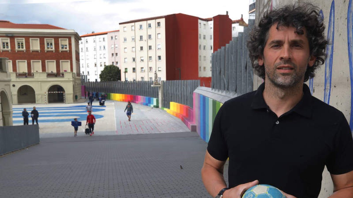 Juanín ayer, en el patio del Colegio de los Maristas, cantera del mejor balonmano.