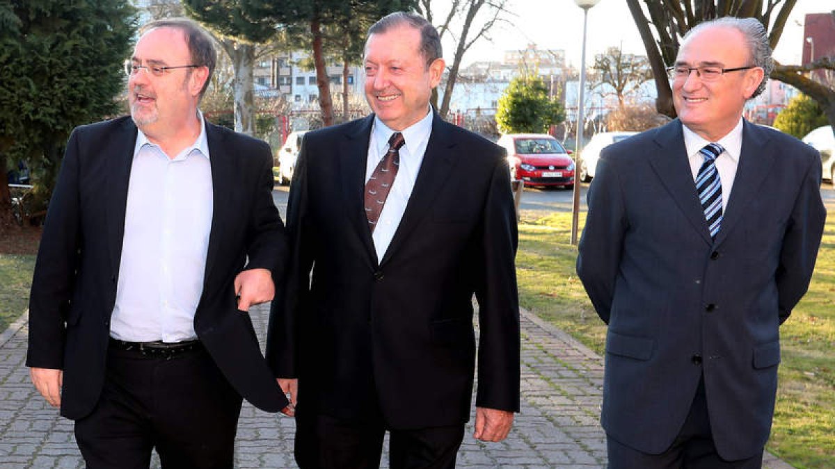 Fernando Rey, Secundino Llorente y Jesús Víctor Díez, entrando al instituto Lancia. RAMIRO