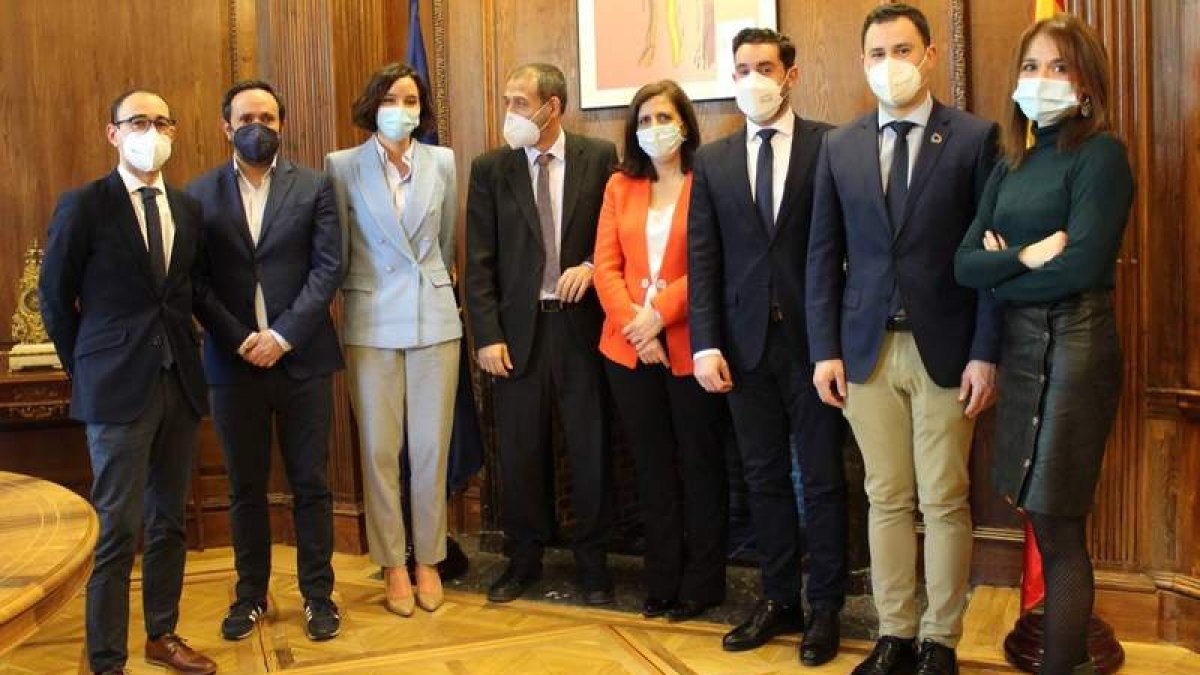 Diputados socialistas con el secretario de Infraestructuras. DL