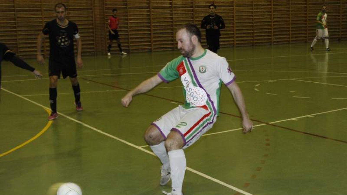 Javi Fernández fue uno de los jugadores leoneses más activos frente a los gallegos. CAMPOS