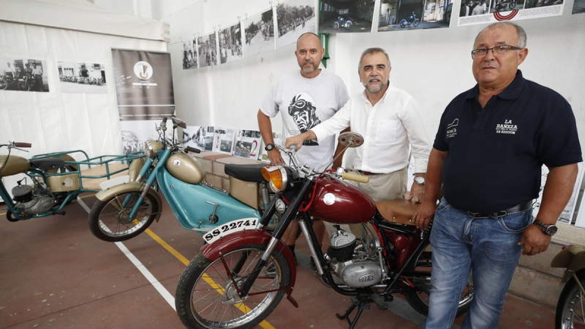 José Javier Morla, José Miguel Palazuelo y Tomás Gallego inauguran la feria. RAMIRO