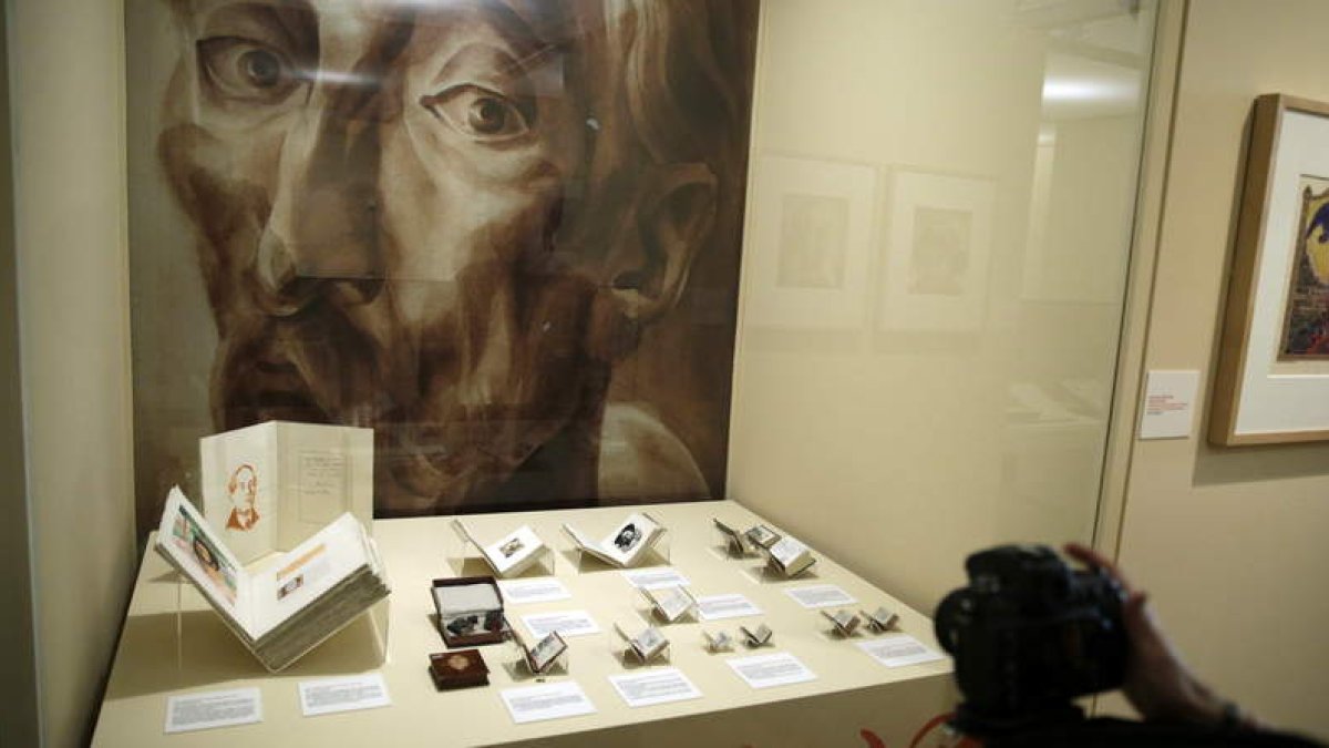 Detalle de la exposición ‘Coleccionismo cervantino’ que se exhibe en la Biblioteca Nacional.