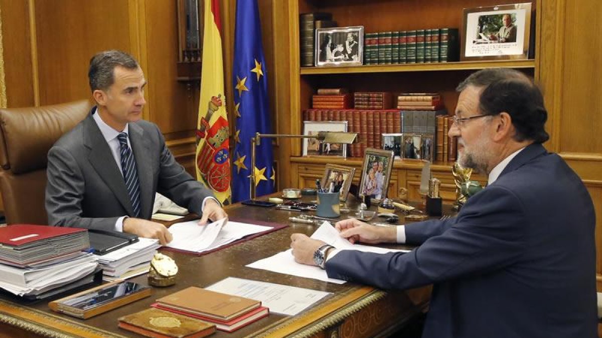 El Rey Felipe VI y el presidente del Gobierno, Mariano Rajoy, durante el habitual despacho semanal, que mantuvieron días atrás y durante el que trataron la situación en Cataluña tras la resolución independentista aprobada por el Parlamento autonómico.