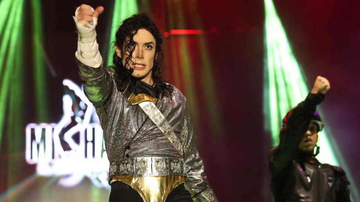 Espectáculo y realismo con el musical Michael Legend ayer en el Auditorio de Ponferrada. L. DE LA MATA