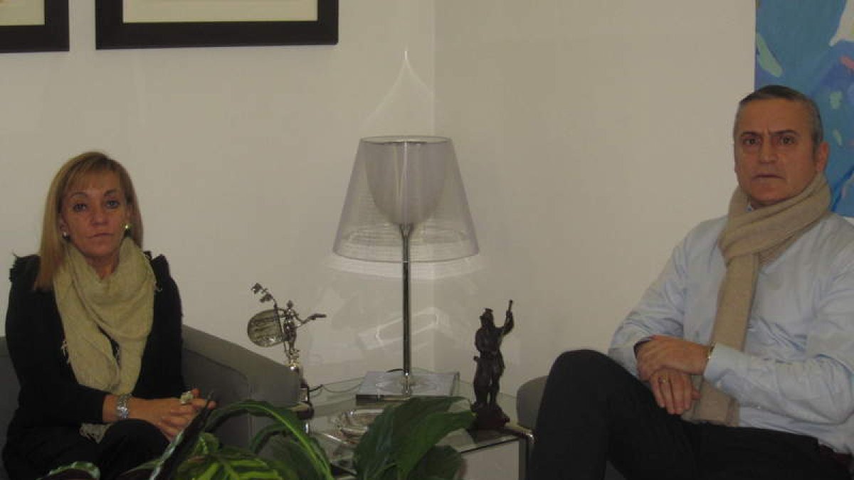 Isabel Carrasco, ayer con Fernando Fernández.