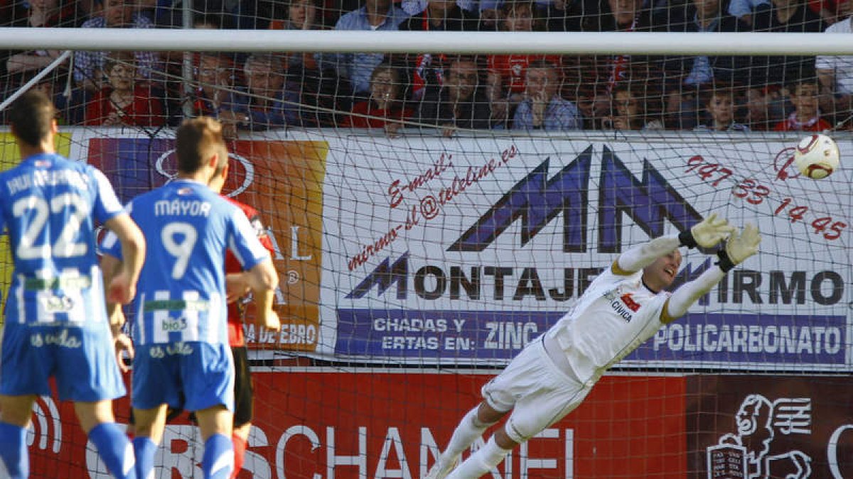 Javi Navarro y Máyor observan cómo el meta Nauzet desbarata una de las pocas ocasiones de gol de la Deportiva.