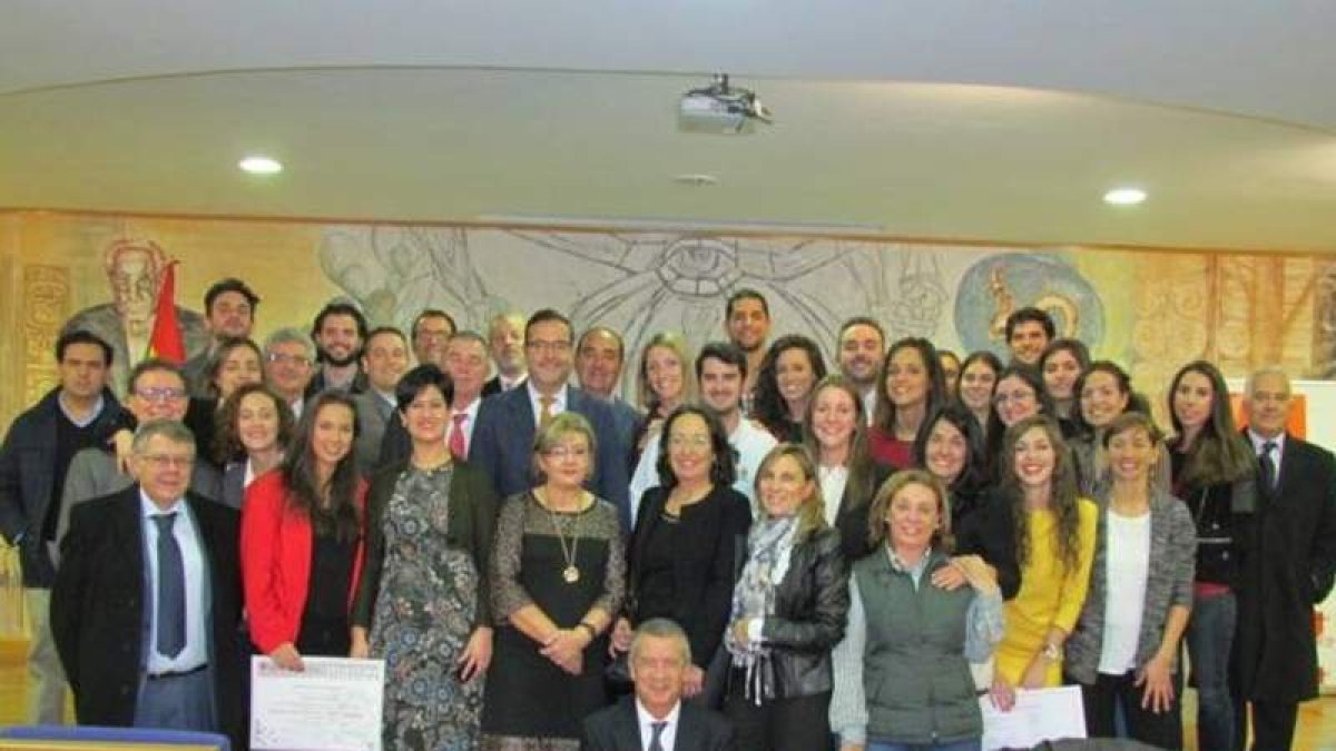 Acto de entrega de diplomas a los nuevos titulados.