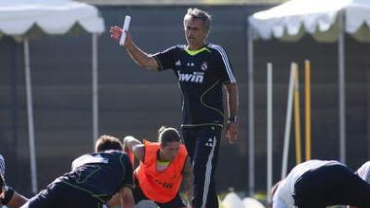 José Mourinho, en el centro, durante en un entrenamiento del equipo merengue.