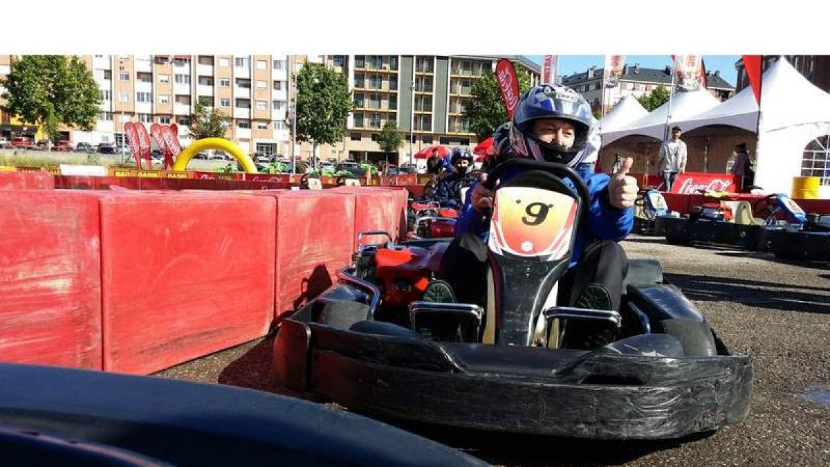 Samuel Folgueral no dudó en demostrar sus habilidades al volante de un kart