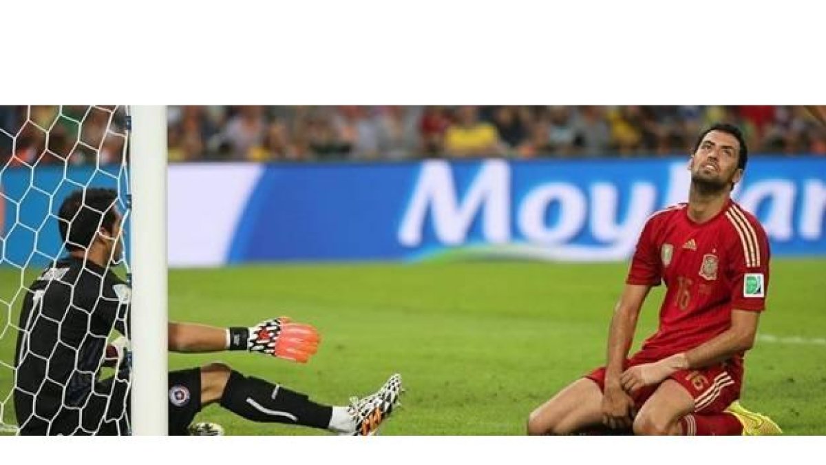 El español Sergio Busquets (d) reacciona después de fallar la opción de anotar y batir al arquero chileno Claudio Bravo (i), durante el partido España-Chile, del Grupo B del Mundial de Fútbol de Brasil 2014, en el Estadio Maracaná de Río de Janeiro, Brasi