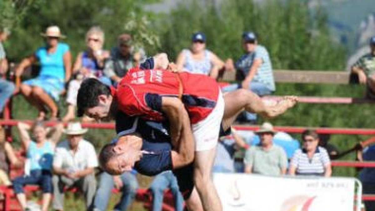 Sabero acogió de nuevo el corro de lucha en el ambiente medieval de sus fiestas.