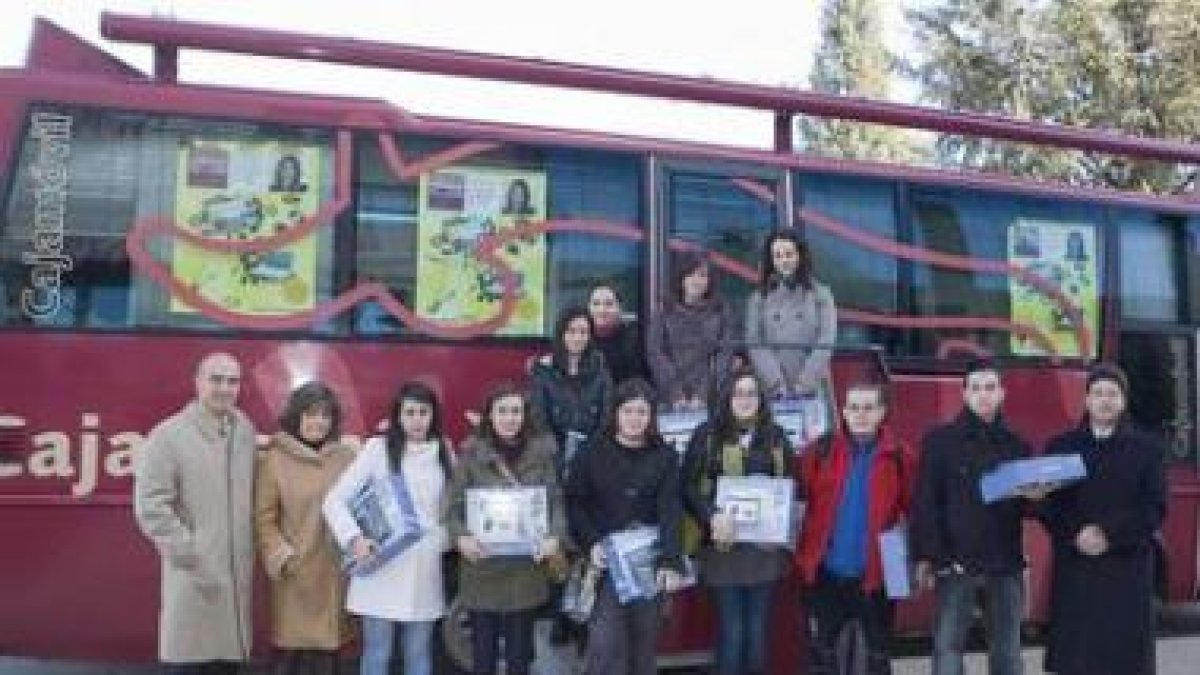 Un momento del acto de entrega de los ordenadores de Caja España para los universitarios
