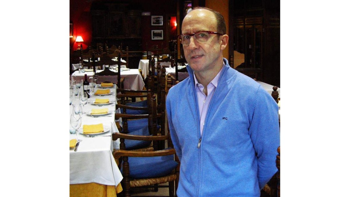 Alejandro Fernández en el comedor de su restaurante.