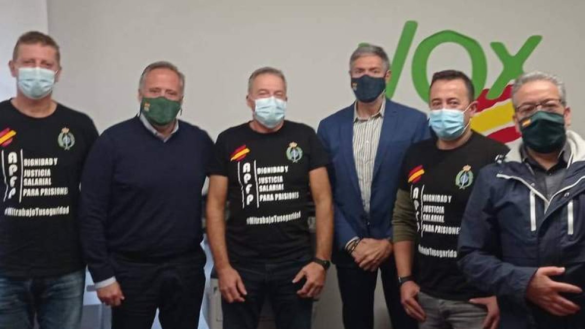 Los representantes de la APFP y de Vox, tras la reunión. DL