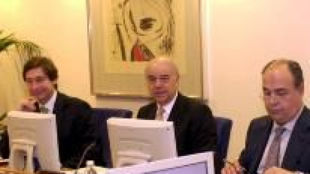 El presidente del BBVA, Francisco González (centro), y a su derecha, José Ignacio Goirigolzarri