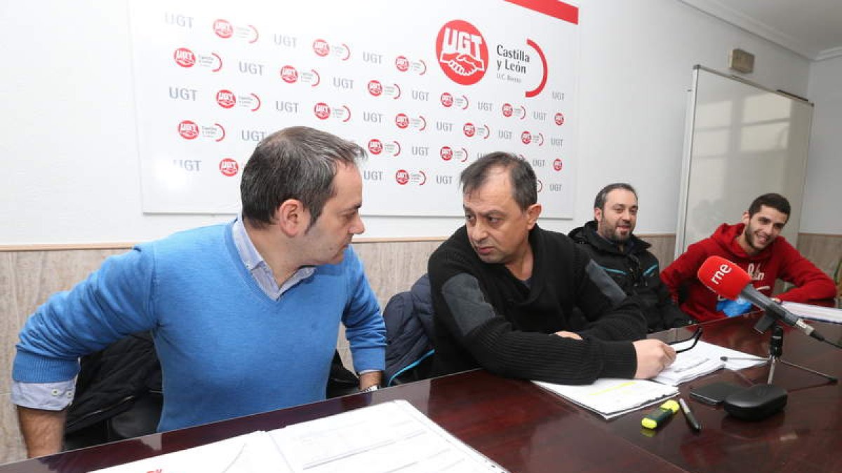 Carlos González y Enrique Reguero, charlan antes de la rueda de prensa de ayer.