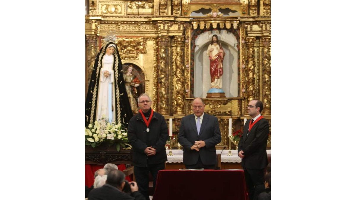 Muñoz, flanqueado por De Cela y Morala, ayer ante La Soledad.