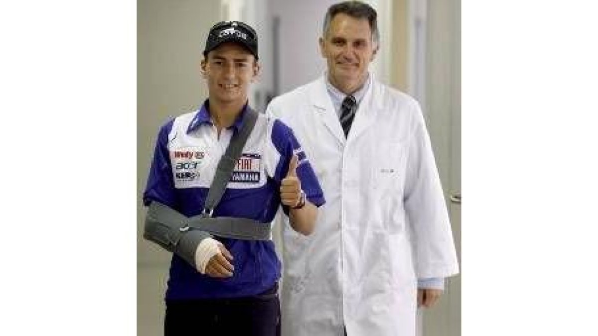 Pedrosa, a la salida del hospital donde fue intervenido de su brazo