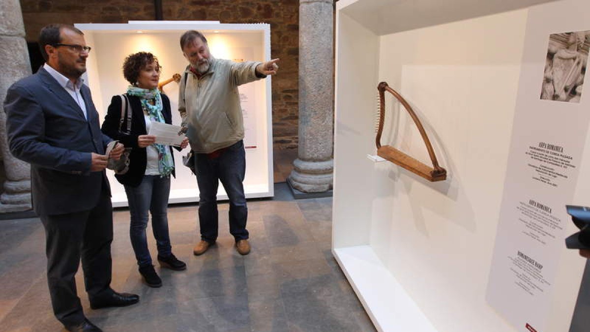 Juan Vázquez, Susana Téllez y Miguel Fariña, durante la presentación de la muestra en el Museo del Bierzo.