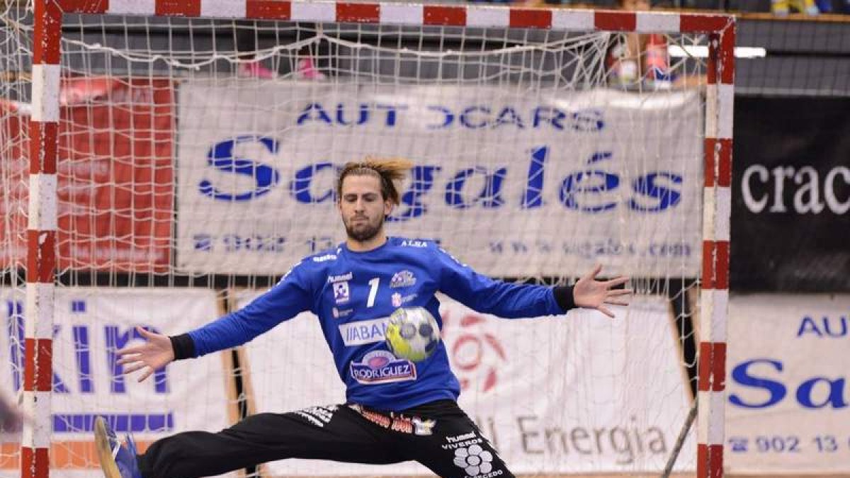 Nacho Biosca, durante un partido con el Ademar. JAVIER
