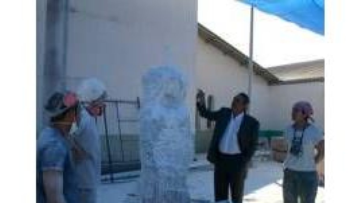 Antonio Canedo, acompañado de los artistas de la pasada edición