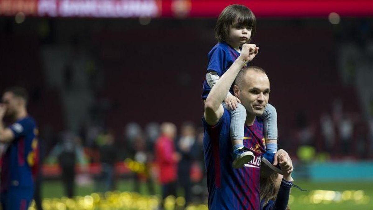 Iniesta a la cabeza del equipo azulgrana dando la vuelta de honor tras la consecución de la Copa del Rey al imponerse en la final de la copa al Sevilla