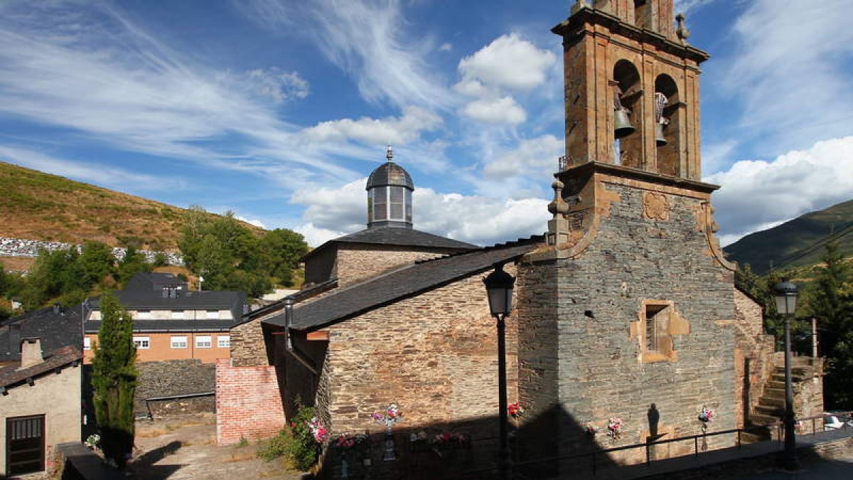 Vista de la iglesia parroquial de La Baña. Su retablo mayor, ahora deteriorado, será restaurado. DL