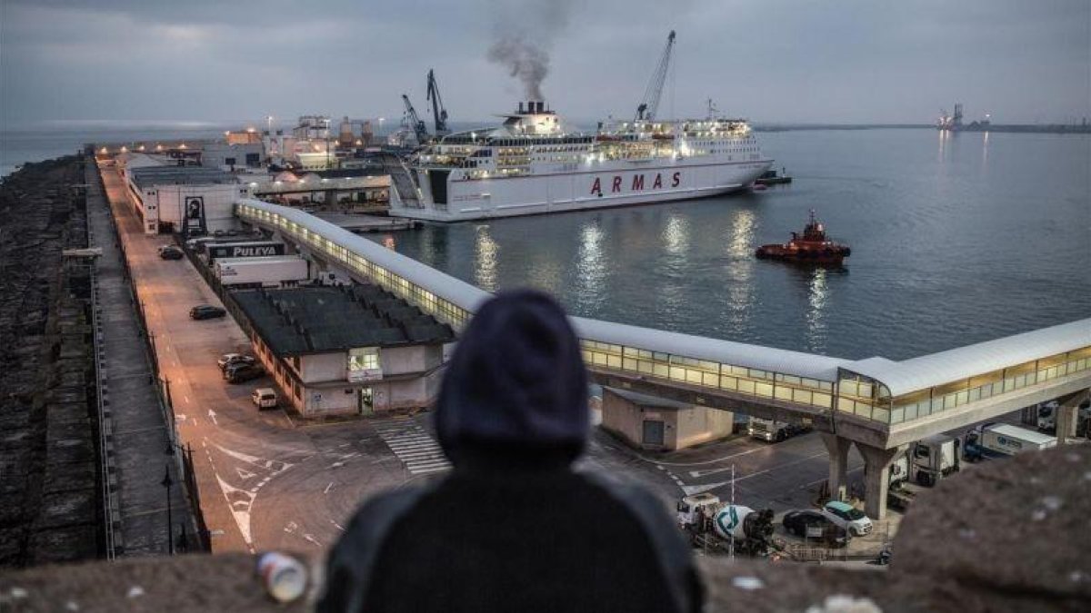 El ferry al que todos los menores de la calle de Melilla quieren subir.