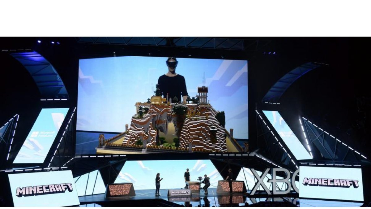 Demostración de un casco de realidad virtual con el juego Minecraft, en Los Ángeles.