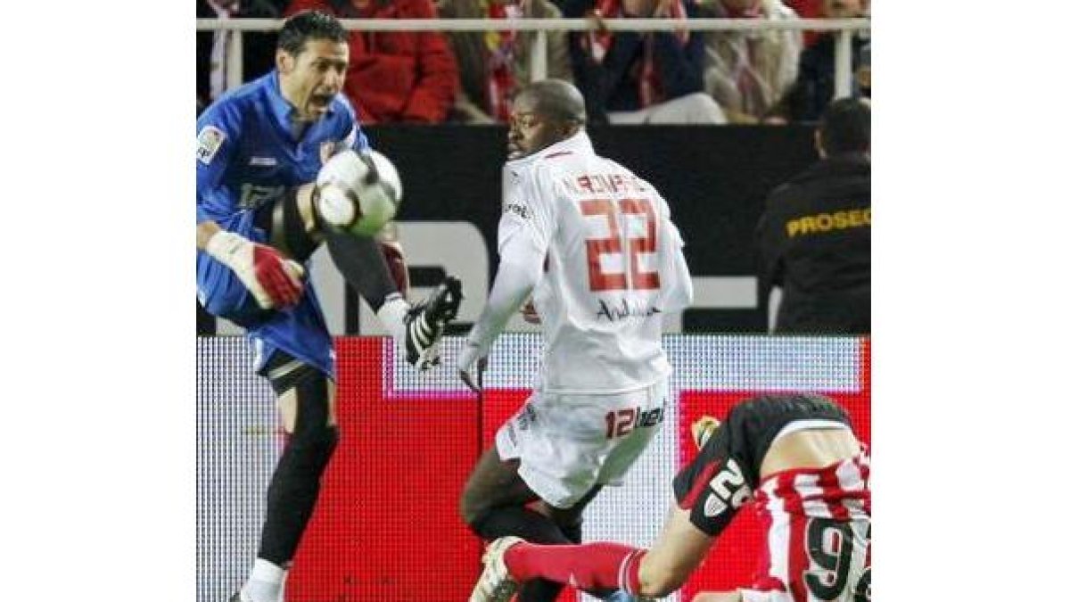 Andrés Palop, a la izquierda, Romaric, en el centro, y Ander Iturraspe en un lance del partido.