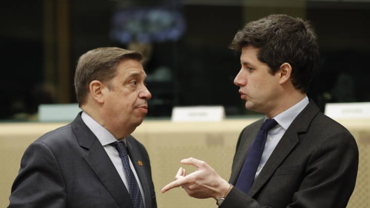Luis Planas y el ministro francés de Agricultura, Julien Denormandie. OLIVIER HOSLET