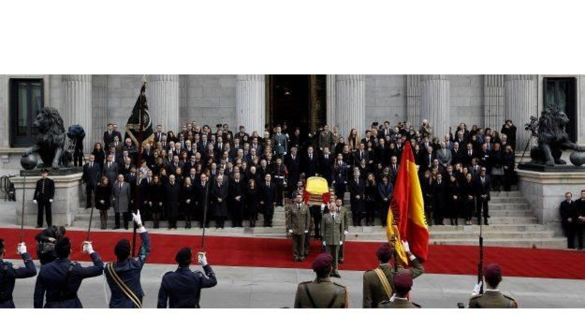 Salida del féretro con los restos mortales del expresidente Adolfo Suarez del Congreso de los Diputados.