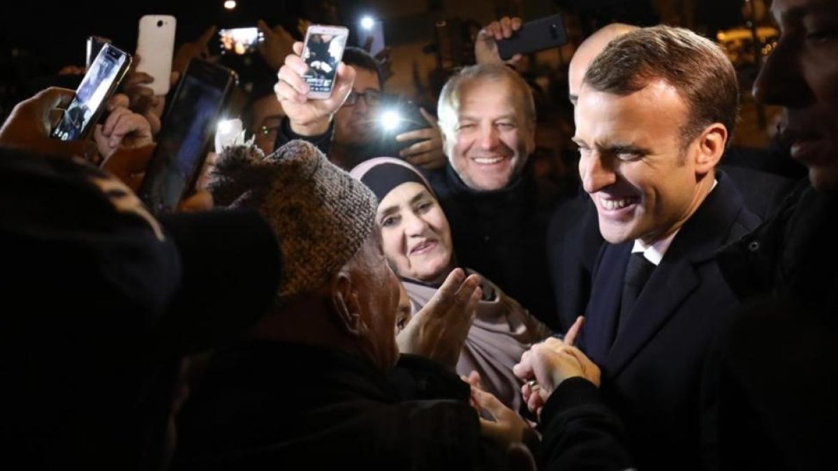El presidente francés, Emmanuel Macron, durante su visita a Clichy-sous-Bois.